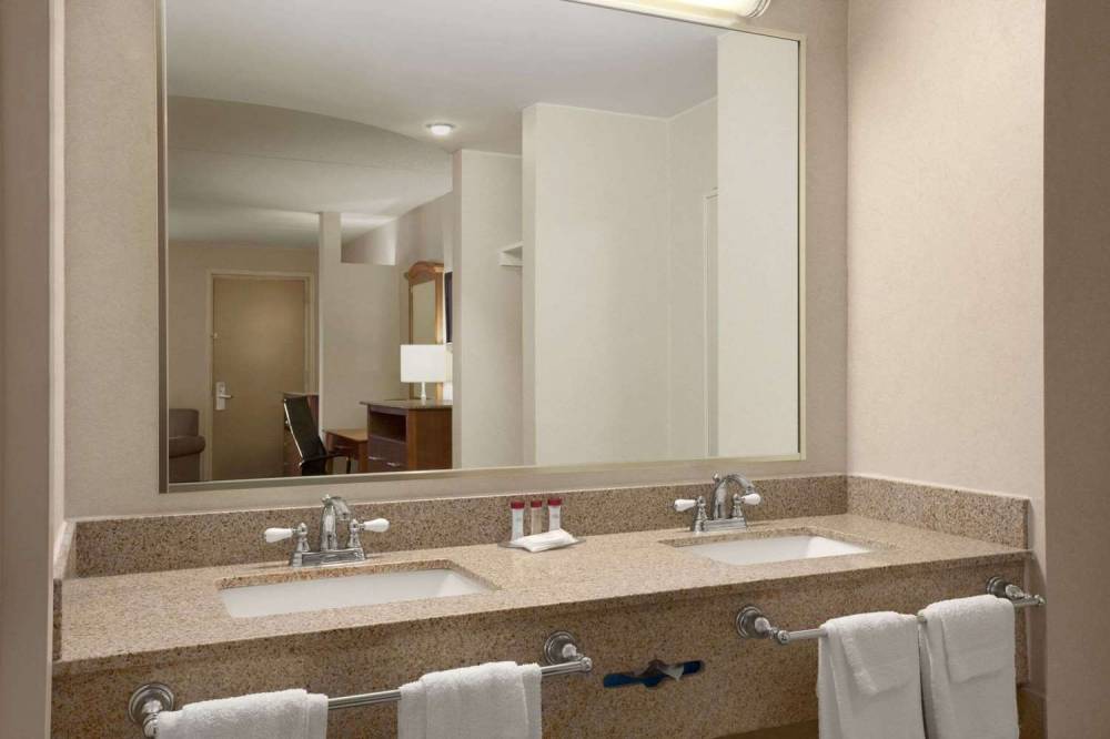 Ramada By Wyndham Rockville Centre 3