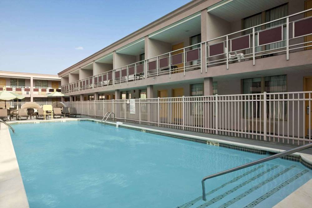 Ramada By Wyndham Rockville Centre 9