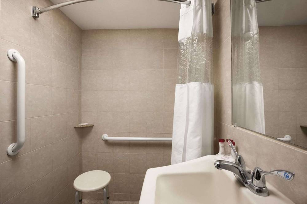 Ramada By Wyndham Rockville Centre 4