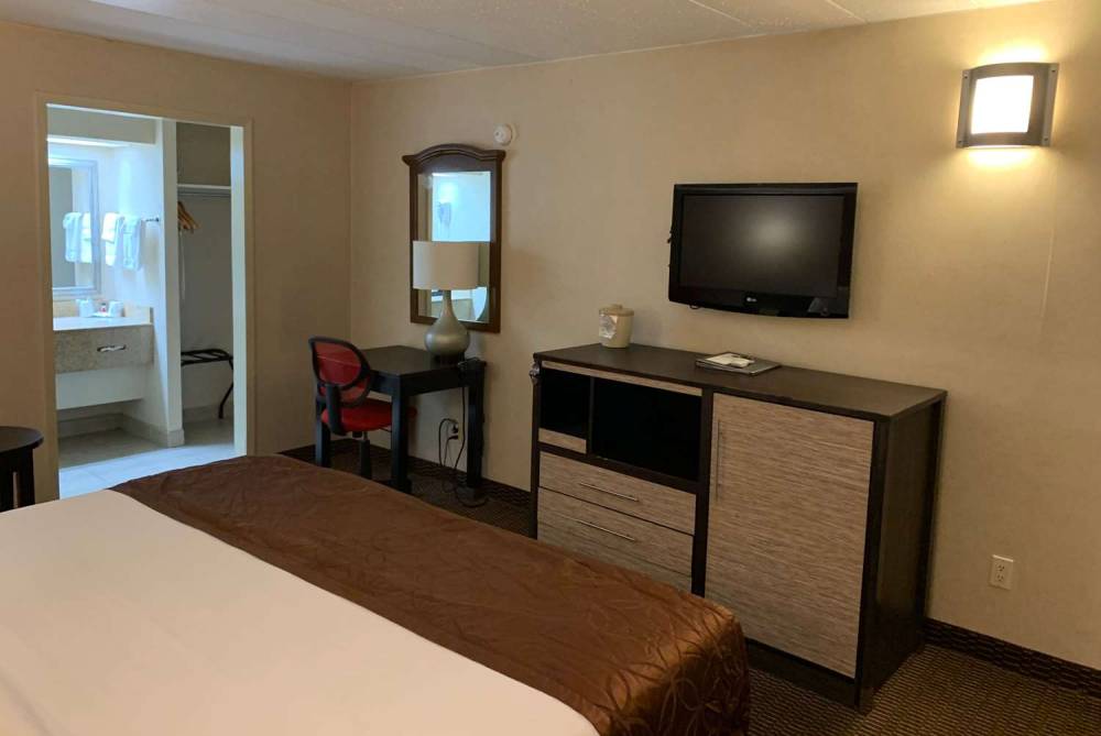 Ramada By Wyndham Rockville Centre 2