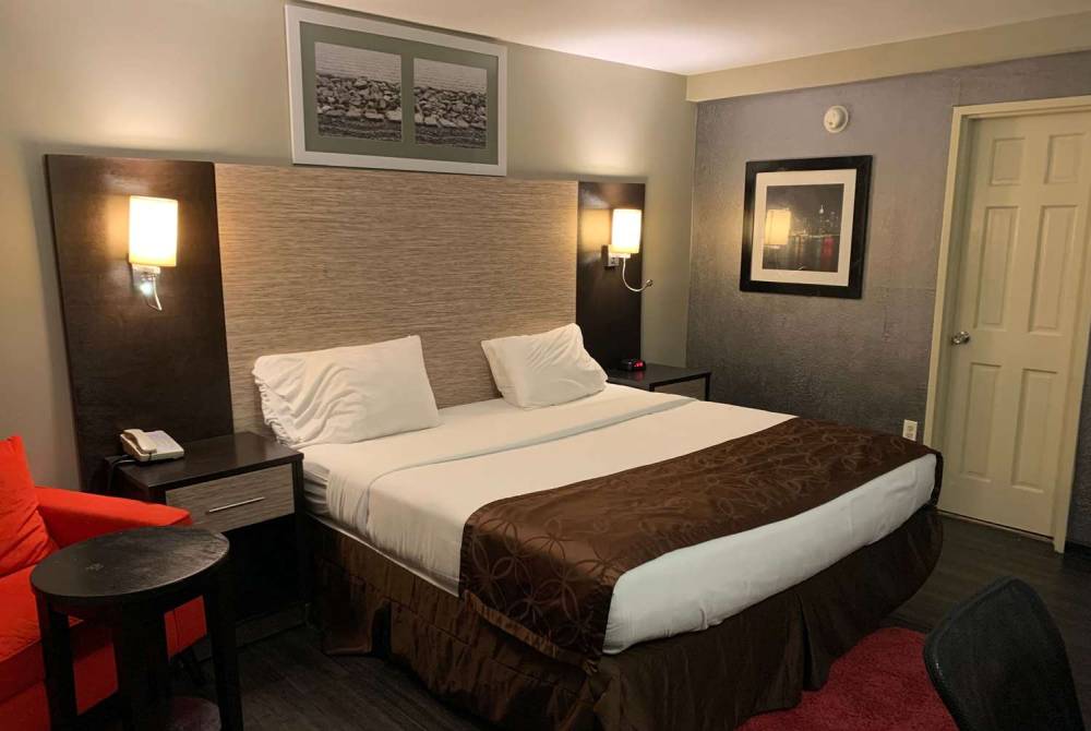 Ramada By Wyndham Rockville Centre 6
