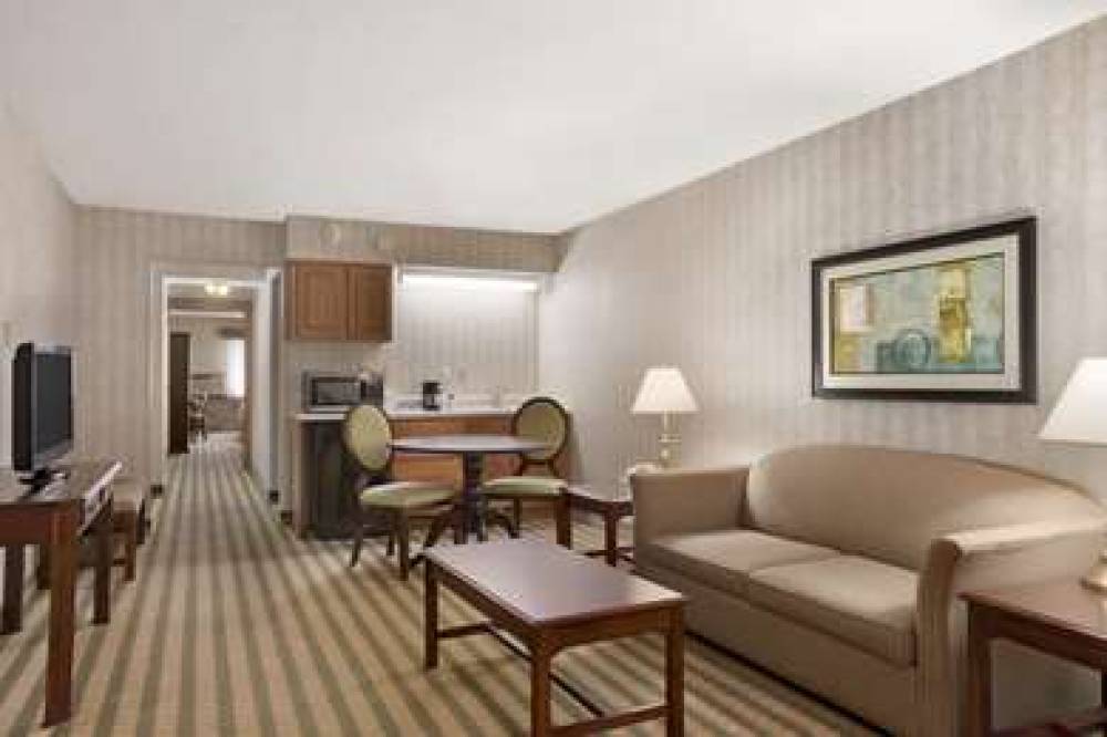 RAMADA BY WYNDHAM, SAGINAW HOTEL & 9