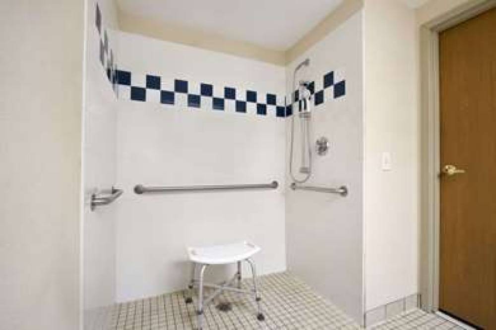 Ramada By Wyndham SeaTac Airport 8