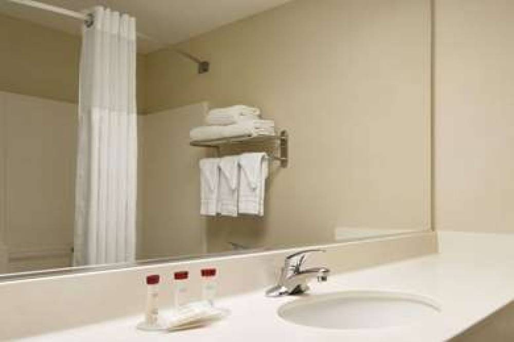 Ramada By Wyndham SeaTac Airport 6