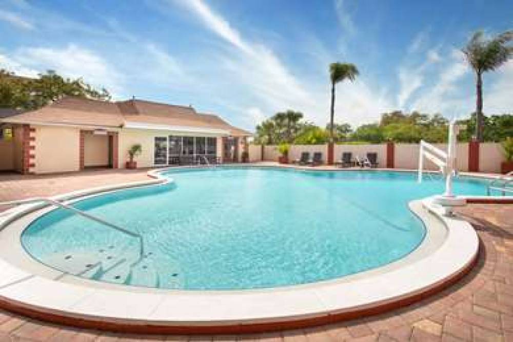 Ramada By Wyndham Tampa Airport Westshore 10