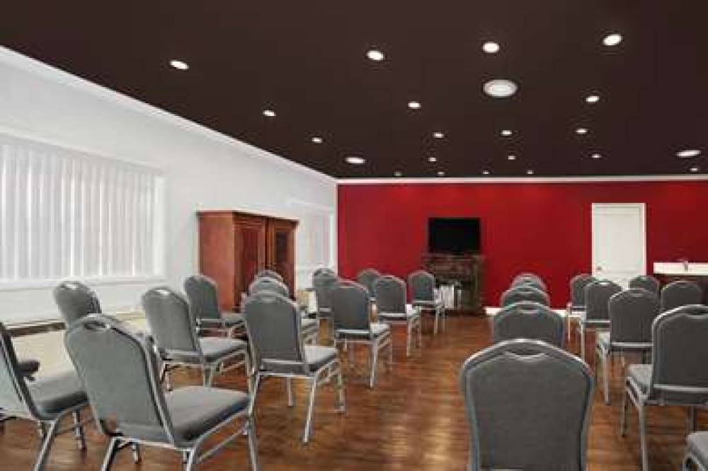 Ramada By Wyndham Torrance 9