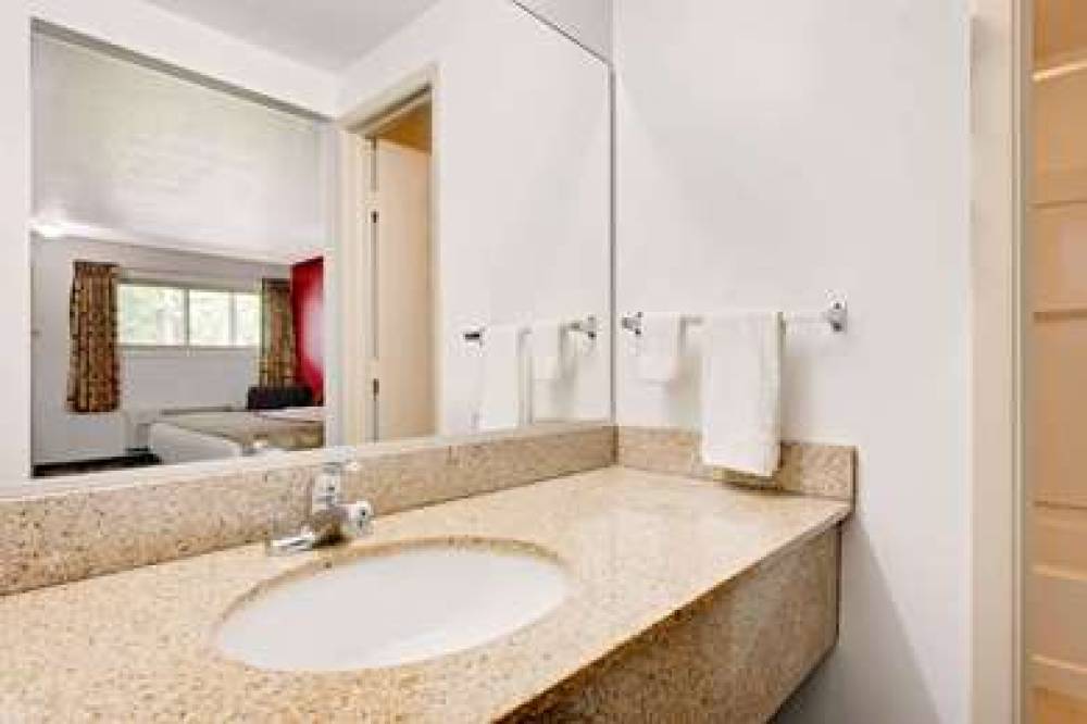 Ramada Cleveland Airport West 5