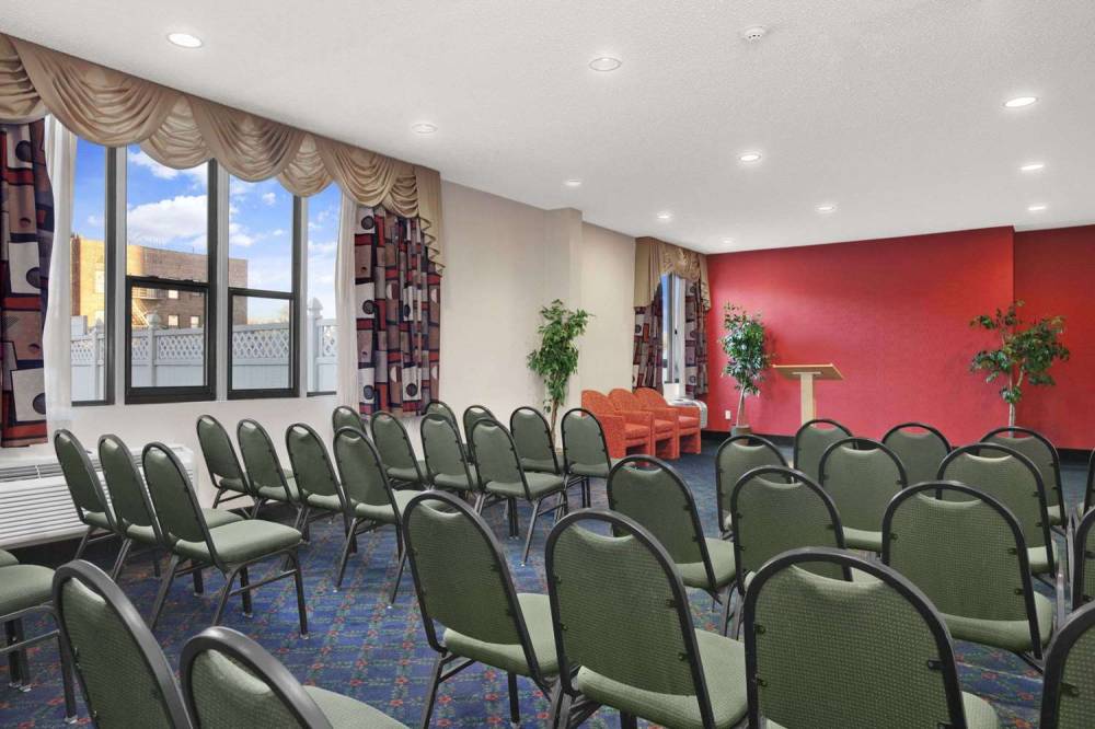 Ramada East Orange 6