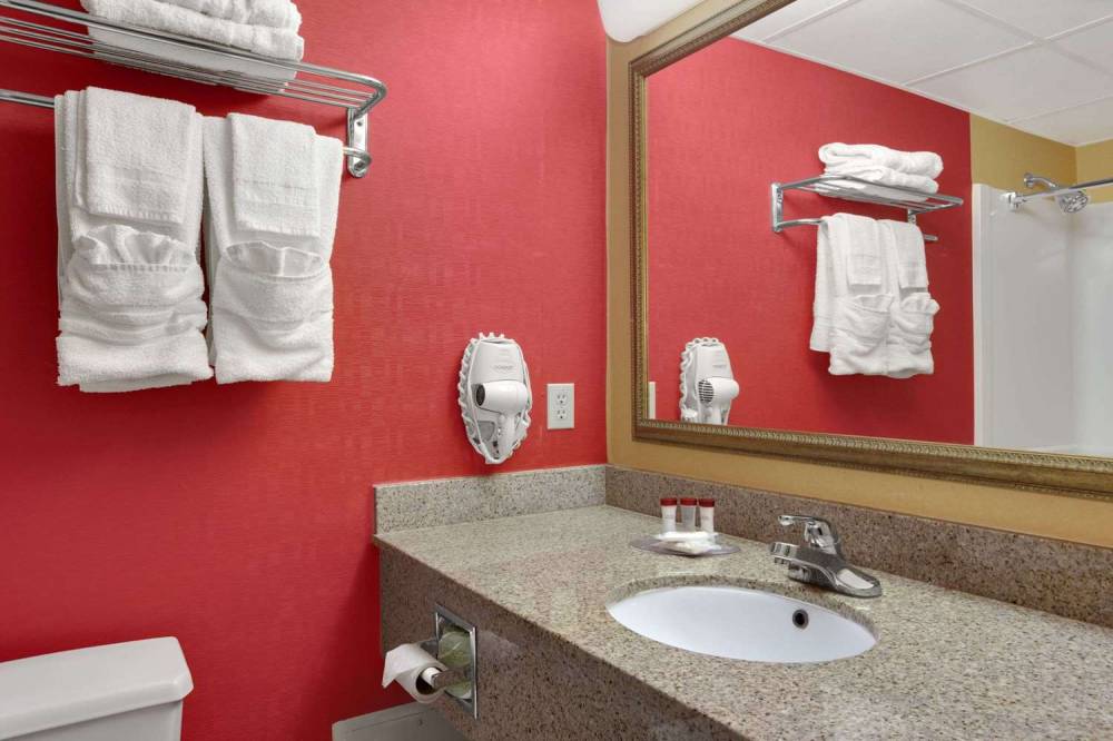 Ramada East Orange 7