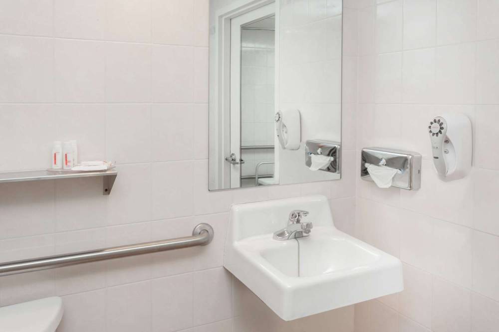 Ramada Hammond Hotel & Conference Center 8