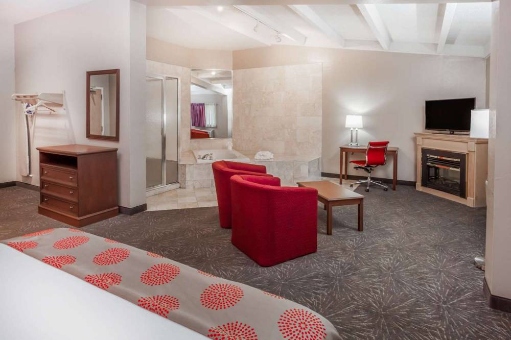 Ramada Hammond Hotel & Conference Center 2
