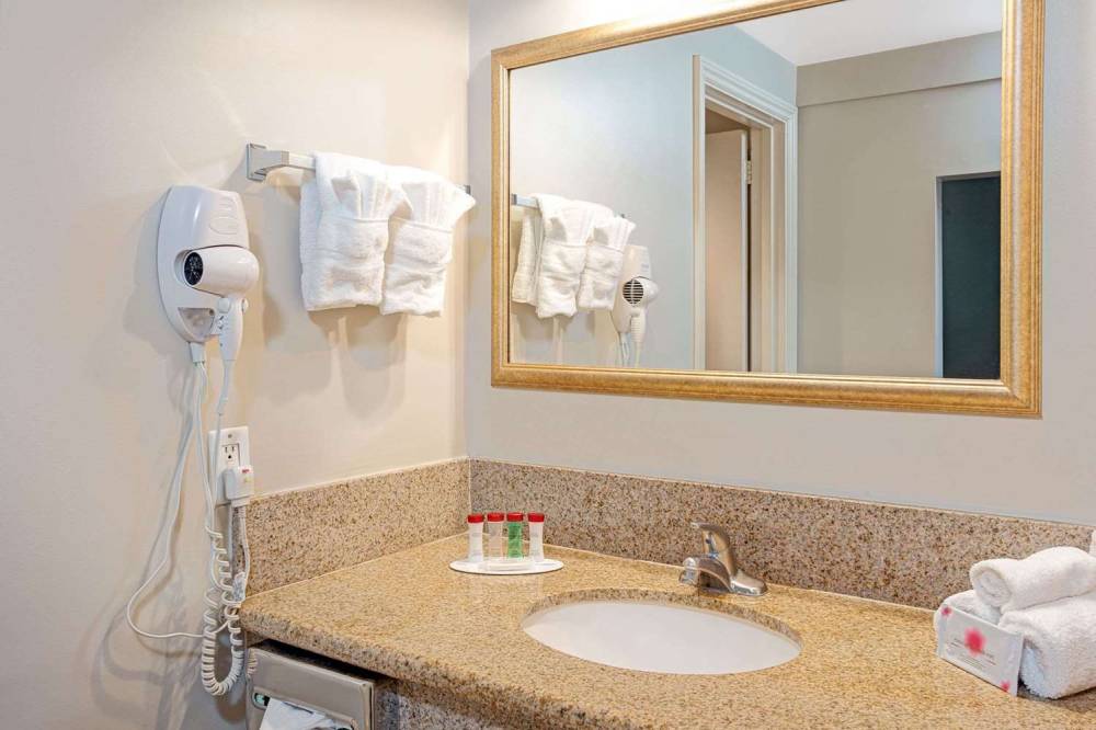 Ramada Los Angeles/Downtown West 8