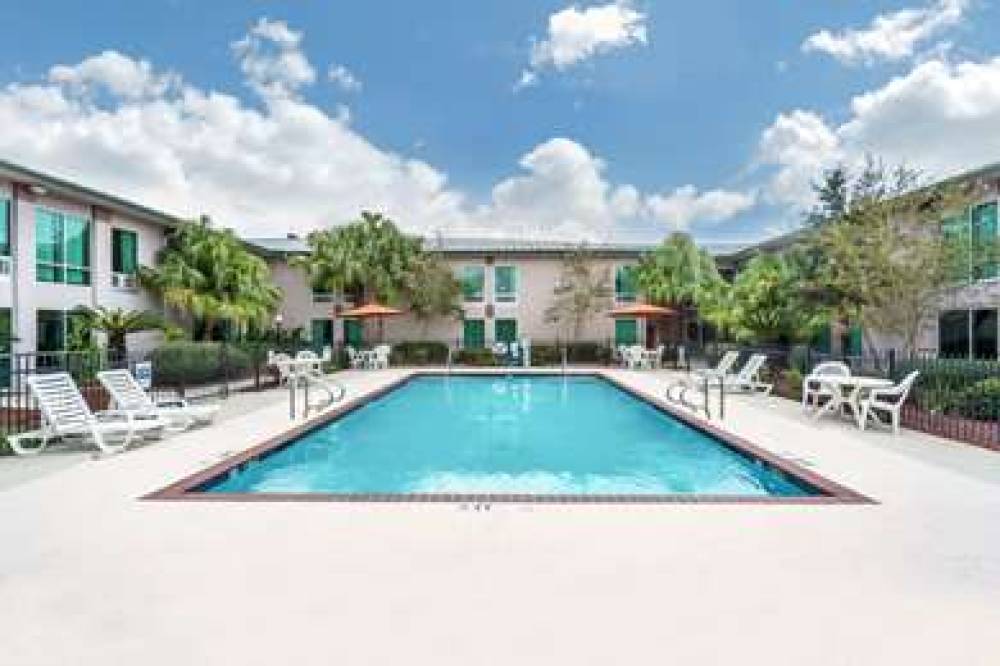 Ramada Luling 4