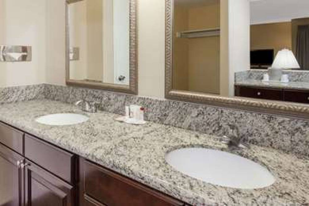 Ramada Plaza Garden Grove/Anaheim South 9