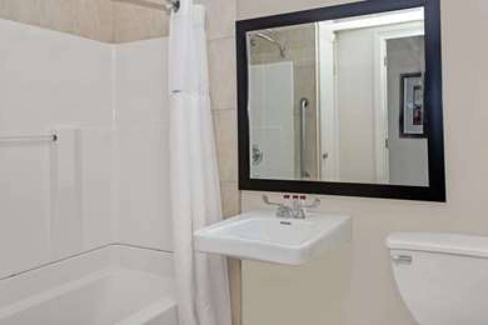 Ramada Staten Island 4