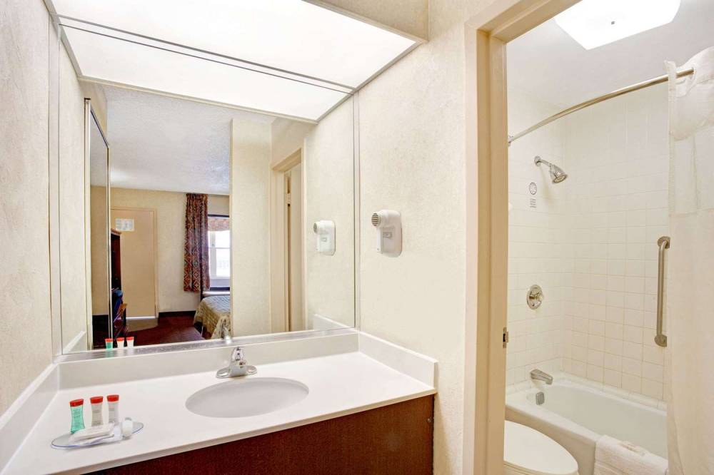 Ramada West Memphis 7