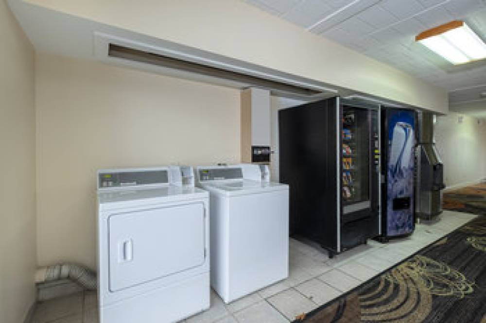 Red Roof Inn & Suites Hazleton 9