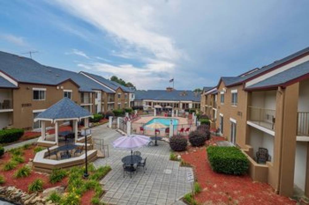 RED ROOF PLUS+ & SUITES KNOXVILLE W 10