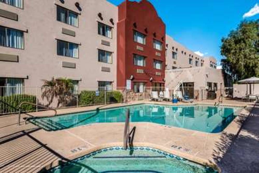 REDLIONINNSUITSGOODYEARPHOENIX 10