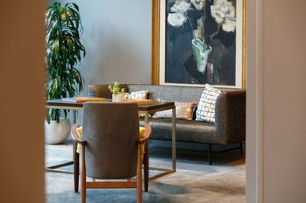 Renaissance Los Angeles Airport Hotel 9