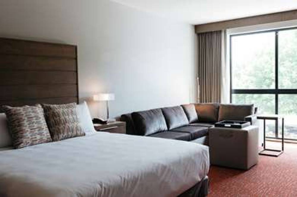 REVEL DES MOINES URBANDALE TAPESTRY 5