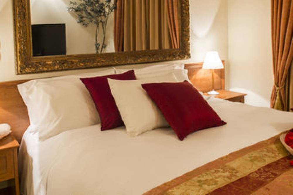 Ritz Hotel 9