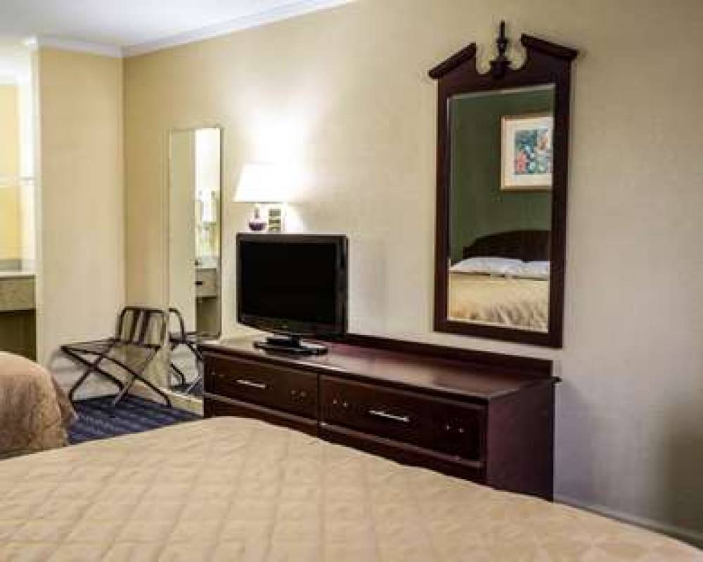 RODEWAY INN AND SUITES PLYMOUTH HWY 7