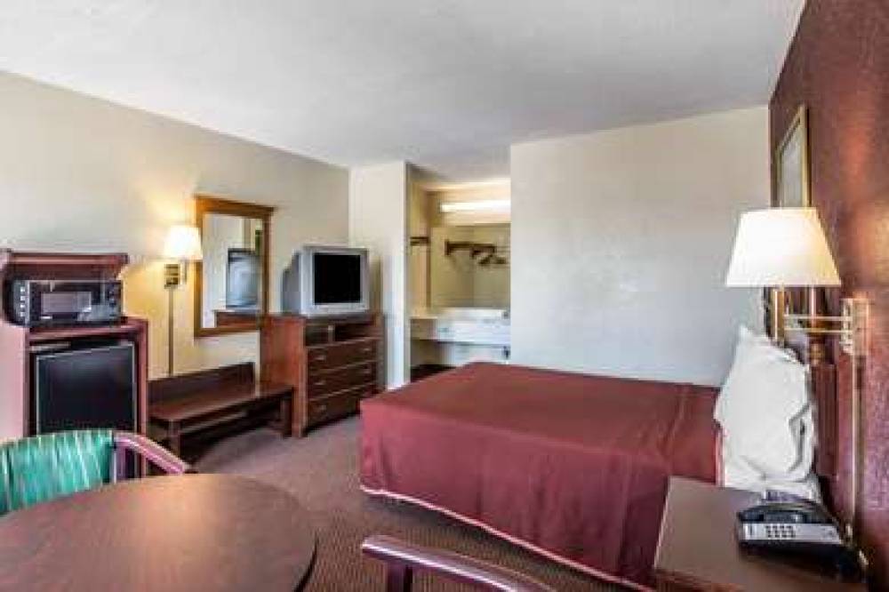 RODEWAY INN EXPO CENTER 7