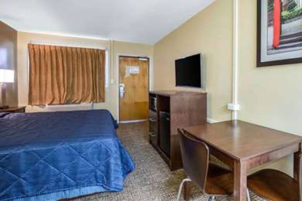 RODEWAY INN LYONS   LA GRANGE 6