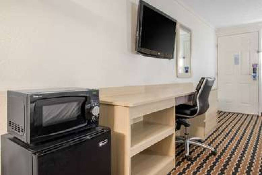 RODEWAY INN SHARONVILLE 8