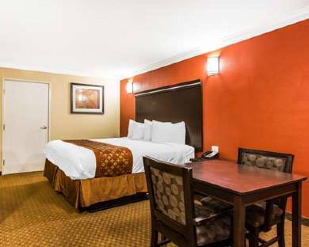 Rodeway Inn & Suites 10