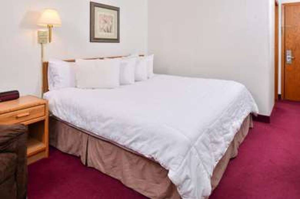 SAUK RIVER INN & SUITES, A TRAVELOD 8