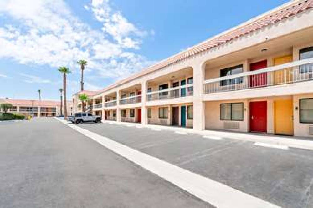 Signature Inn Indio I 10 8