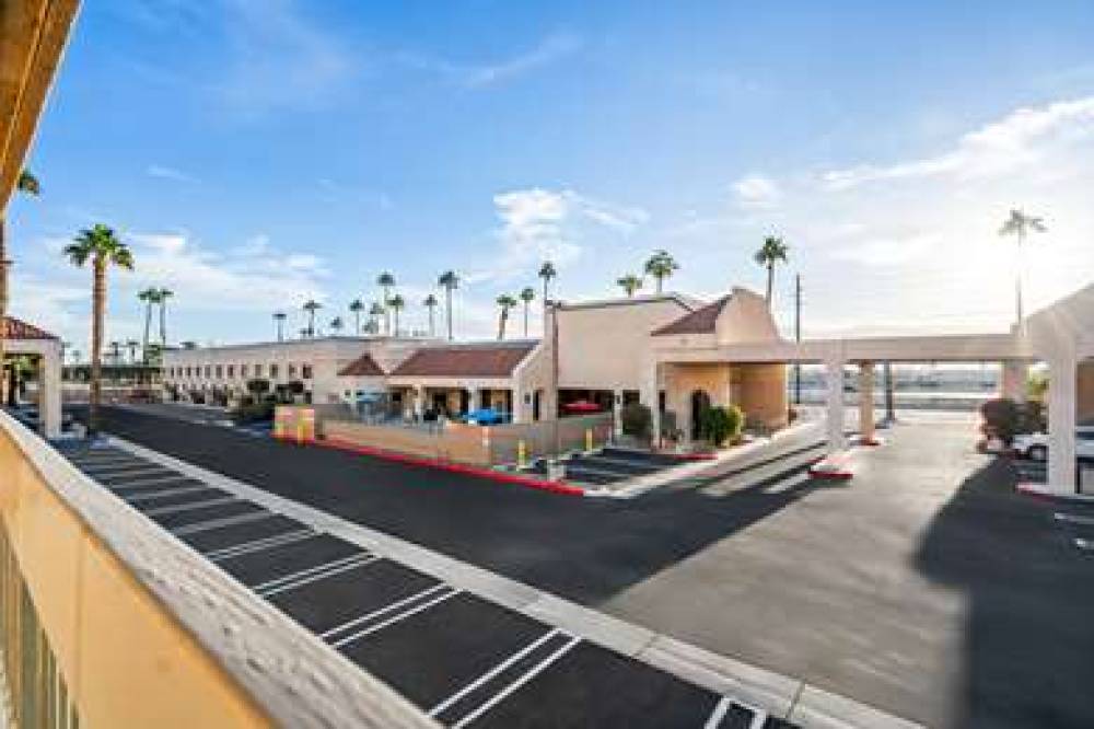 Signature Inn Indio I 10 7