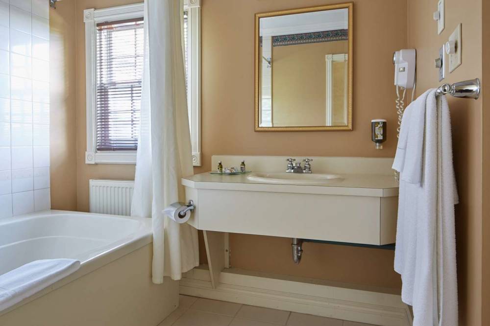 SIR SAMS INN AND SPA 5