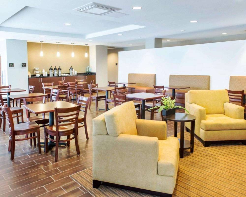 SLEEP INN AND SUITES DEFUNIAK SPRIN 1