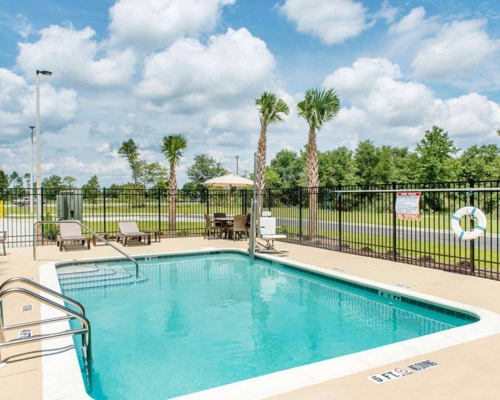 SLEEP INN AND SUITES DEFUNIAK SPRIN 10