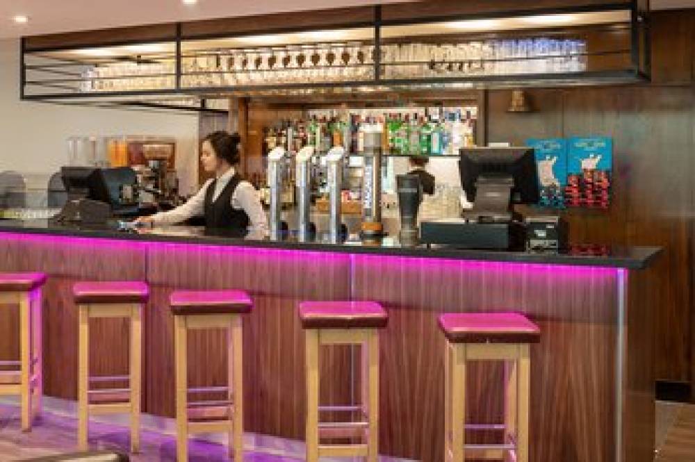 ST GILES HEATHROW HOTEL 9