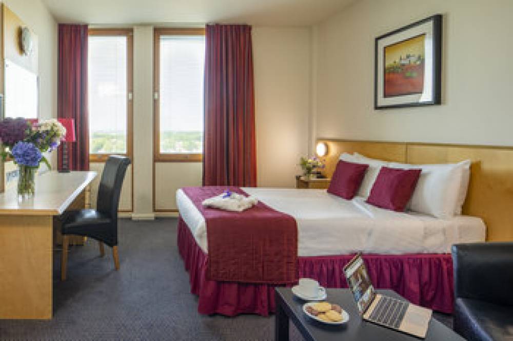 ST GILES HEATHROW HOTEL 7