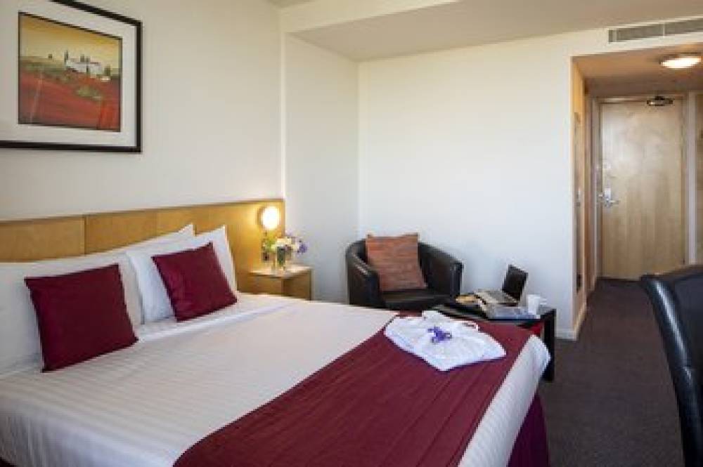 ST GILES HEATHROW HOTEL 10