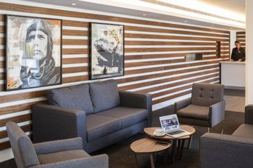 ST GILES HEATHROW HOTEL 3
