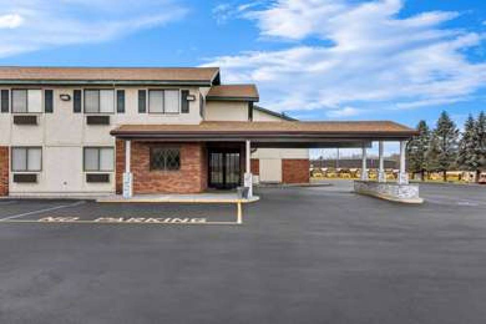 SUPER 8 AMSTERDAM NY 1