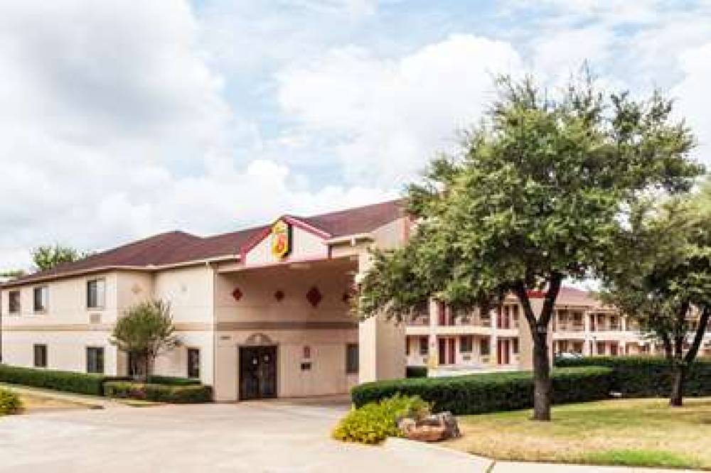 Super 8 Arlington East 1
