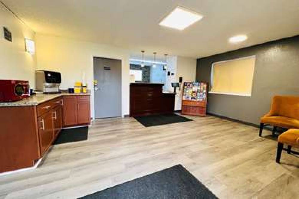 SUPER 8 BY WYNDHAM BENTON HARBOR/ST 3