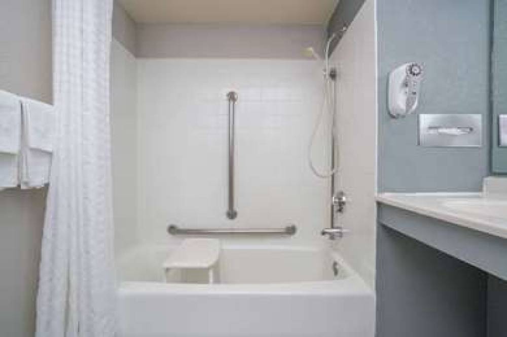 SUPER 8 BY WYNDHAM BLOOMINGTON/AIRP 4