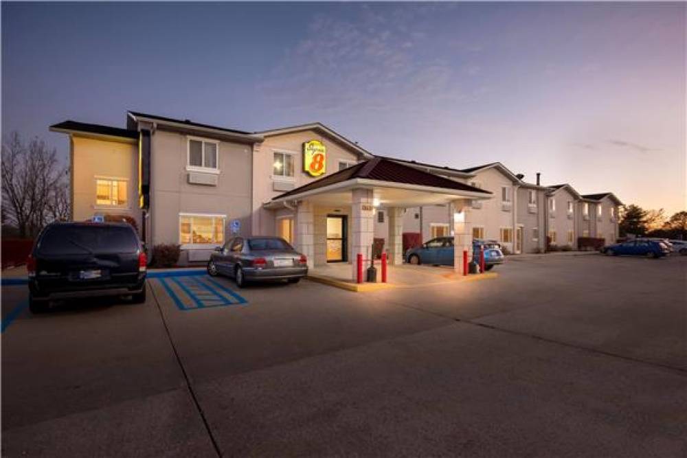 SUPER 8 BY WYNDHAM BLOOMINGTON 9