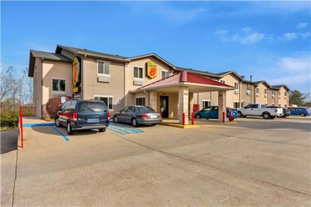 SUPER 8 BY WYNDHAM BLOOMINGTON 4