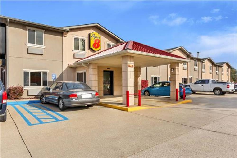 SUPER 8 BY WYNDHAM BLOOMINGTON 2