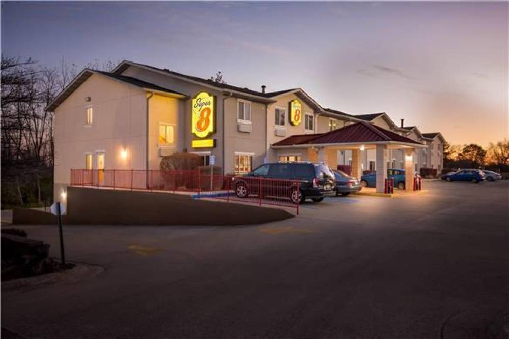 SUPER 8 BY WYNDHAM BLOOMINGTON 1