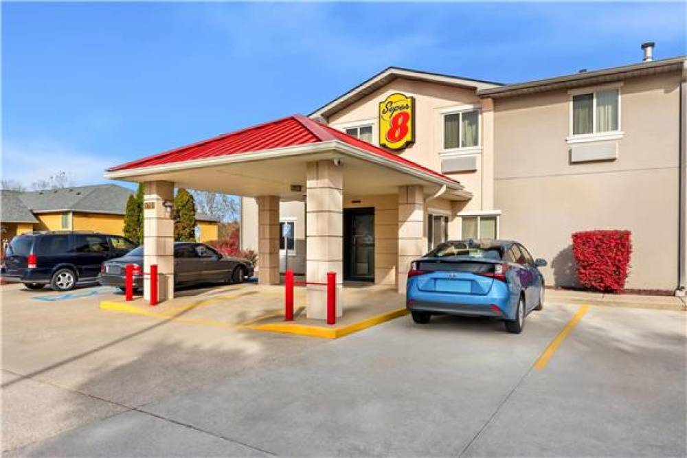 SUPER 8 BY WYNDHAM BLOOMINGTON 3